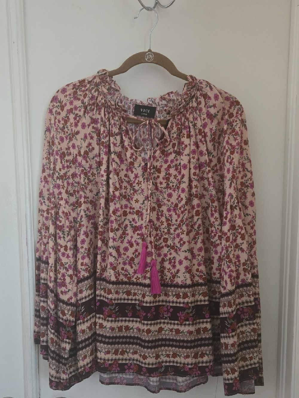 SALE! NWOT VICI Cream and Pink Floral Boho Blouse with Tassel Tie